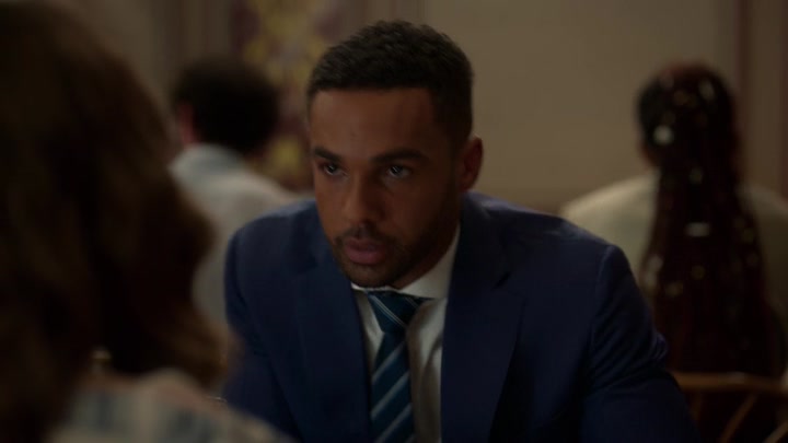 Emily_in_Paris_S02E08_WEBRip_x264-ION10_0495.jpg