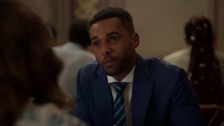 Emily_in_Paris_S02E08_WEBRip_x264-ION10_0502.jpg