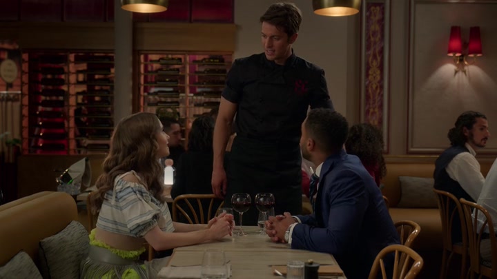 Emily_in_Paris_S02E08_WEBRip_x264-ION10_0506.jpg