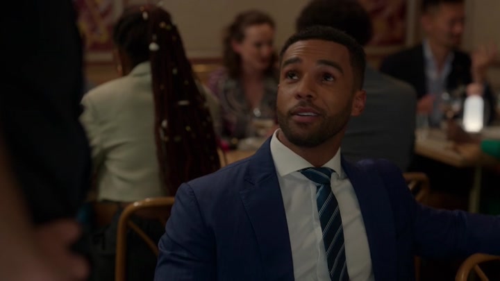 Emily_in_Paris_S02E08_WEBRip_x264-ION10_0513.jpg