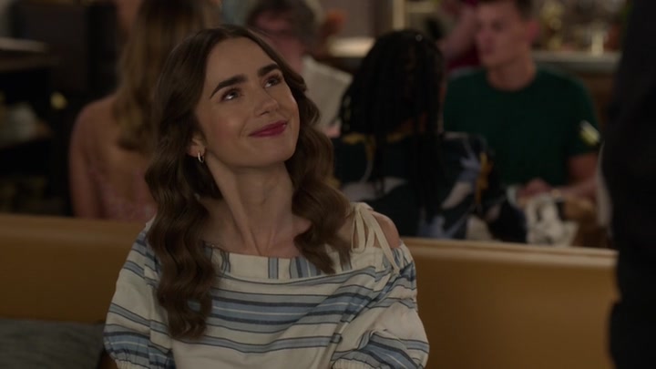 Emily_in_Paris_S02E08_WEBRip_x264-ION10_0527.jpg