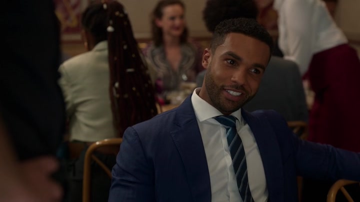 Emily_in_Paris_S02E08_WEBRip_x264-ION10_0532.jpg