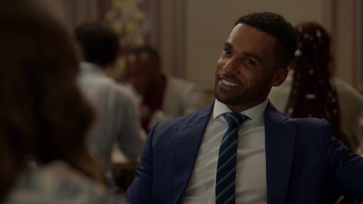 Emily_in_Paris_S02E08_WEBRip_x264-ION10_0538.jpg