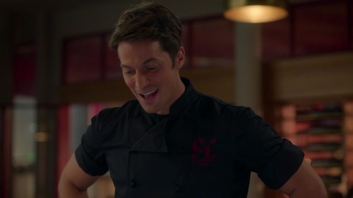 Emily_in_Paris_S02E08_WEBRip_x264-ION10_0543.jpg