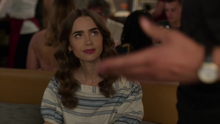 Emily_in_Paris_S02E08_WEBRip_x264-ION10_0548.jpg