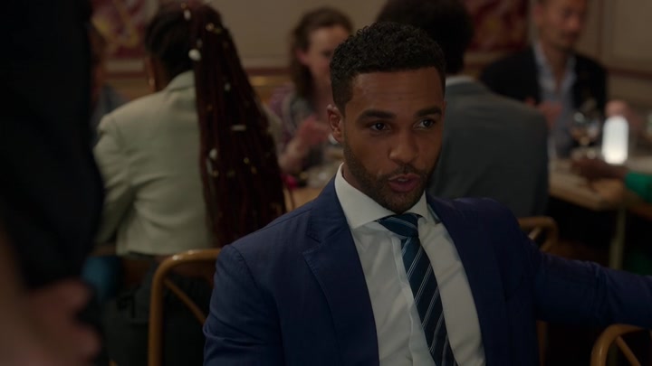 Emily_in_Paris_S02E08_WEBRip_x264-ION10_0562.jpg