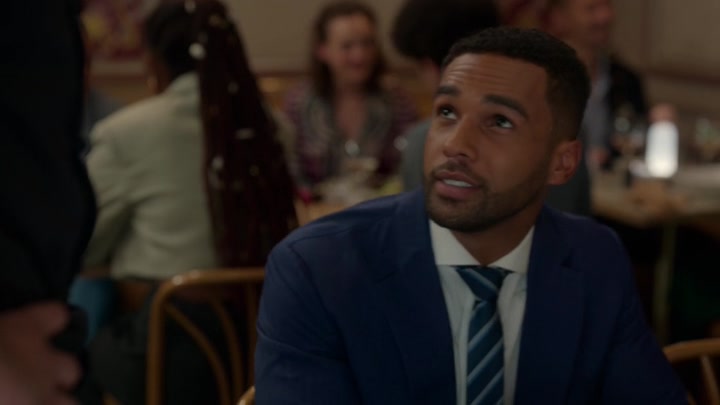 Emily_in_Paris_S02E08_WEBRip_x264-ION10_0569.jpg