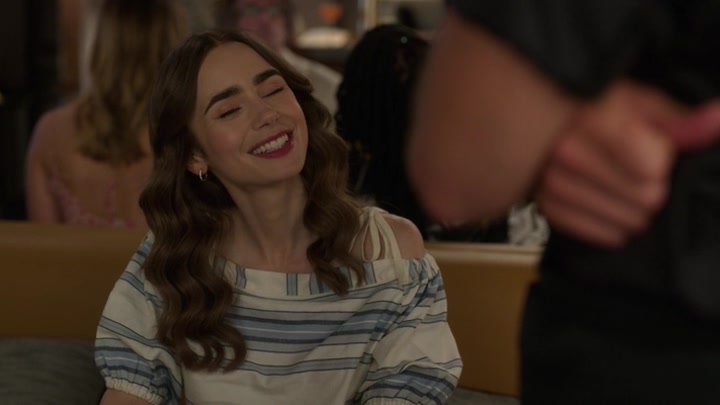 Emily_in_Paris_S02E08_WEBRip_x264-ION10_0575.jpg