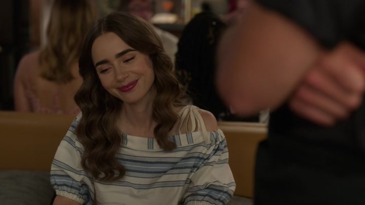 Emily_in_Paris_S02E08_WEBRip_x264-ION10_0576.jpg