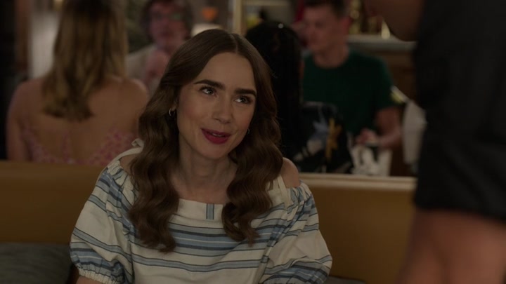 Emily_in_Paris_S02E08_WEBRip_x264-ION10_0590.jpg