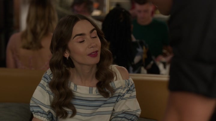 Emily_in_Paris_S02E08_WEBRip_x264-ION10_0598.jpg