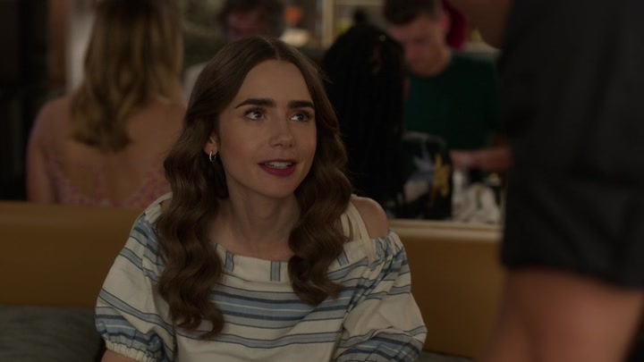 Emily_in_Paris_S02E08_WEBRip_x264-ION10_0603.jpg