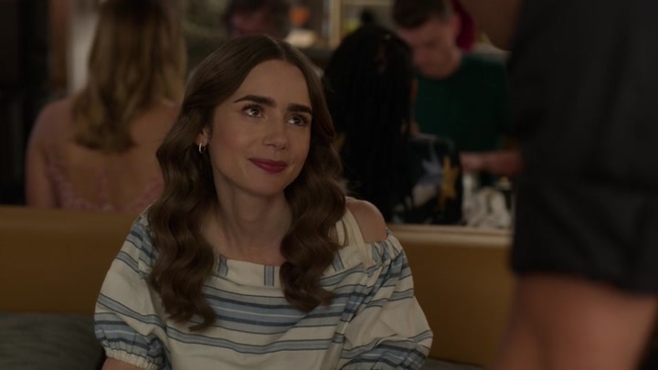 Emily_in_Paris_S02E08_WEBRip_x264-ION10_0604.jpg