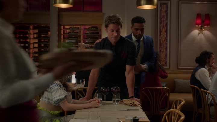 Emily_in_Paris_S02E08_WEBRip_x264-ION10_0632.jpg
