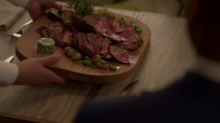Emily_in_Paris_S02E08_WEBRip_x264-ION10_0639.jpg