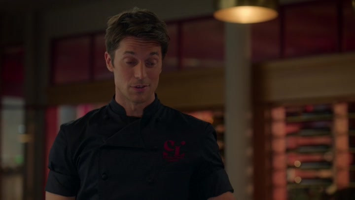 Emily_in_Paris_S02E08_WEBRip_x264-ION10_0656.jpg