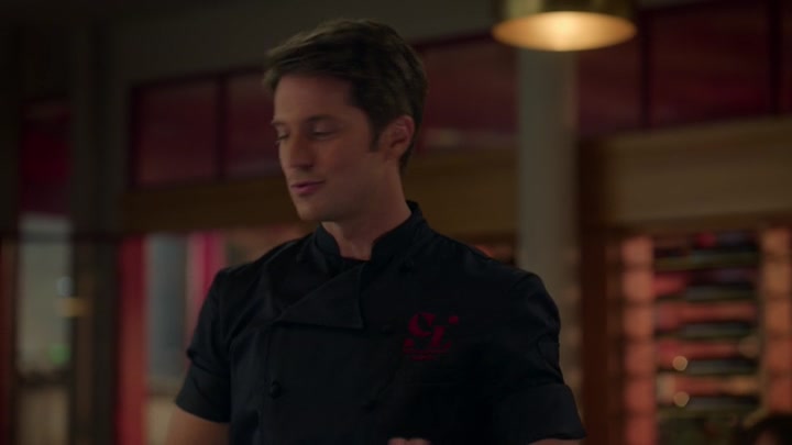 Emily_in_Paris_S02E08_WEBRip_x264-ION10_0660.jpg