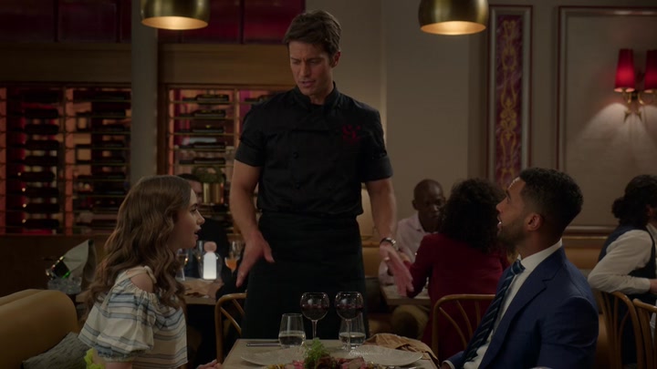 Emily_in_Paris_S02E08_WEBRip_x264-ION10_0664.jpg
