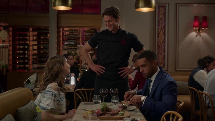 Emily_in_Paris_S02E08_WEBRip_x264-ION10_0680.jpg Emily_in_Paris_S02E08_WEBRip_x264-ION10_0680.jpg