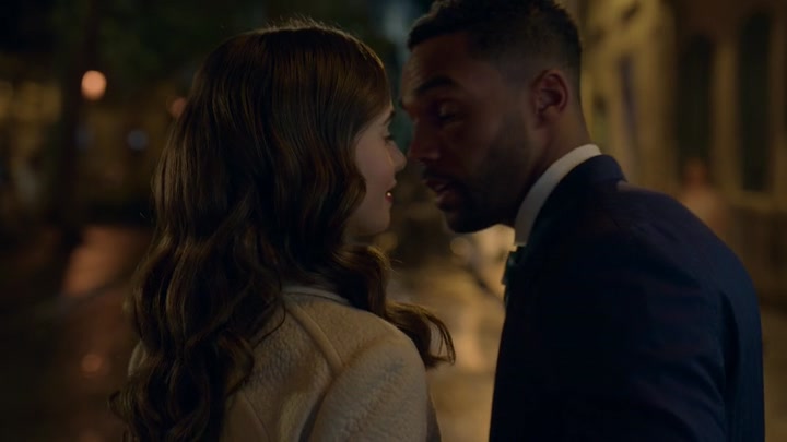 Emily_in_Paris_S02E08_WEBRip_x264-ION10_0699.jpg
