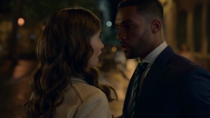 Emily_in_Paris_S02E08_WEBRip_x264-ION10_0701.jpg
