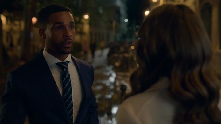 Emily_in_Paris_S02E08_WEBRip_x264-ION10_0709.jpg