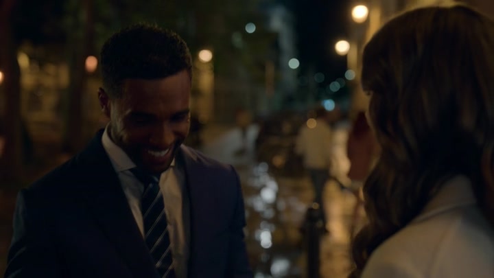 Emily_in_Paris_S02E08_WEBRip_x264-ION10_0717.jpg