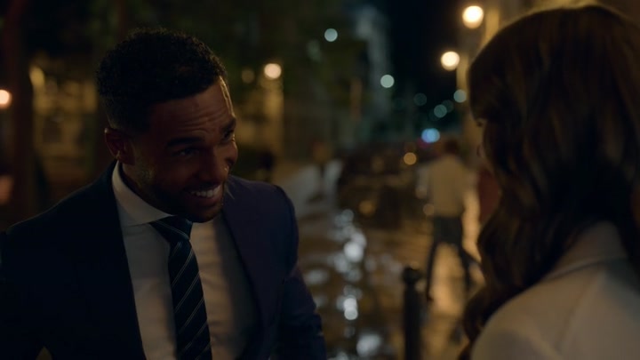 Emily_in_Paris_S02E08_WEBRip_x264-ION10_0718.jpg