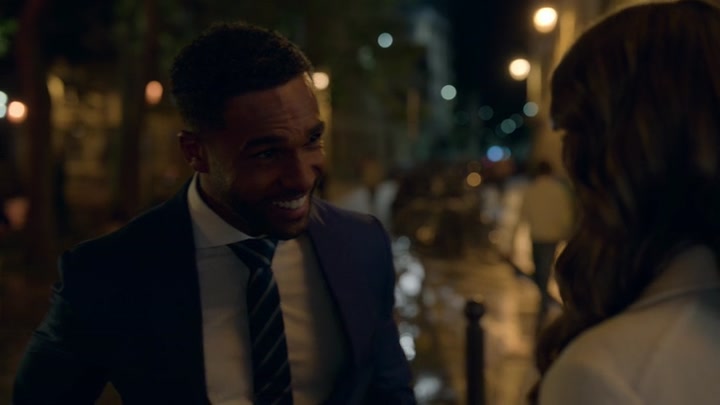 Emily_in_Paris_S02E08_WEBRip_x264-ION10_0719.jpg