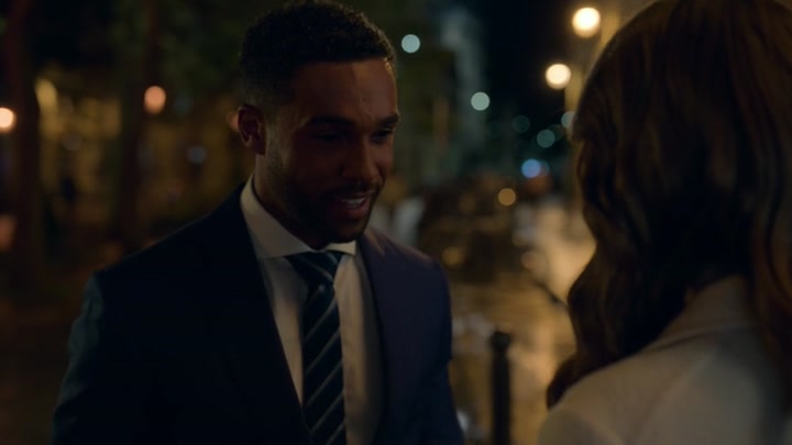 Emily_in_Paris_S02E08_WEBRip_x264-ION10_0722.jpg