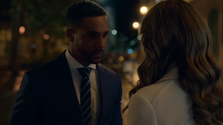 Emily_in_Paris_S02E08_WEBRip_x264-ION10_0729.jpg
