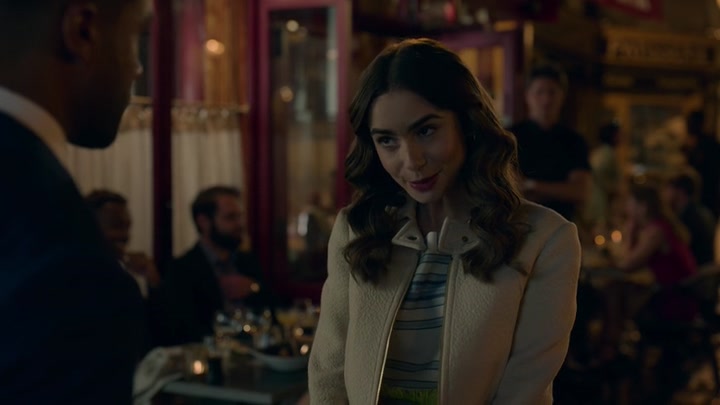 Emily_in_Paris_S02E08_WEBRip_x264-ION10_0753.jpg