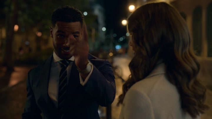 Emily_in_Paris_S02E08_WEBRip_x264-ION10_0761.jpg