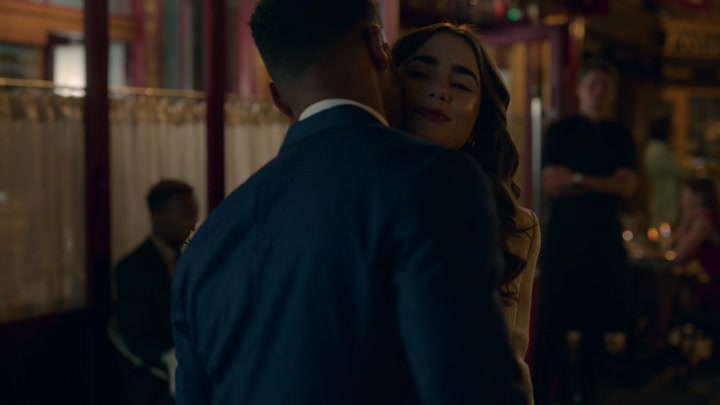 Emily_in_Paris_S02E08_WEBRip_x264-ION10_0776.jpg
