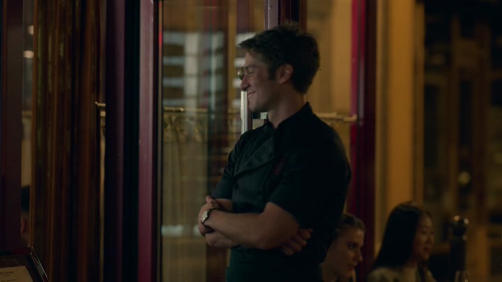 Emily_in_Paris_S02E08_WEBRip_x264-ION10_0786.jpg