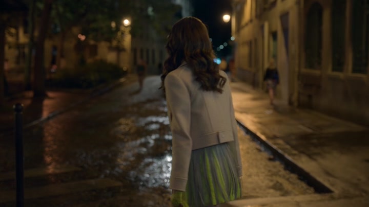 Emily_in_Paris_S02E08_WEBRip_x264-ION10_0790.jpg