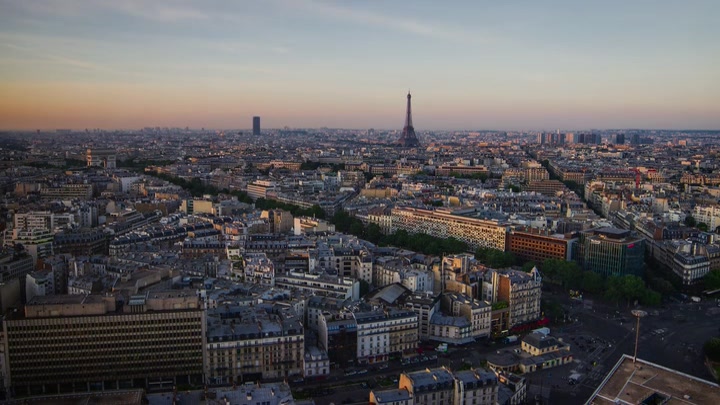 Emily_in_Paris_S02E08_WEBRip_x264-ION10_0801.jpg