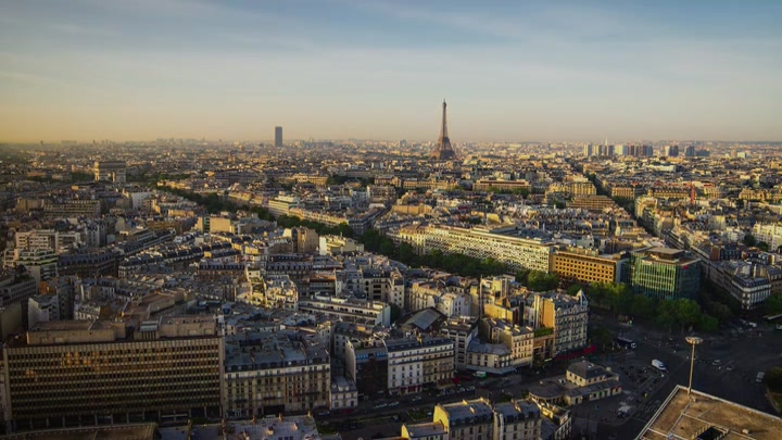 Emily_in_Paris_S02E08_WEBRip_x264-ION10_0802.jpg