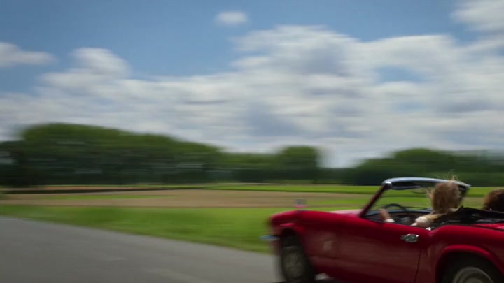 Emily_in_Paris_S02E08_WEBRip_x264-ION10_0807.jpg