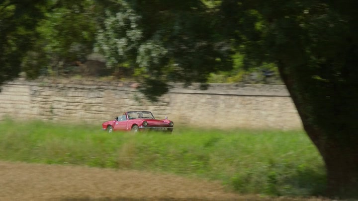 Emily_in_Paris_S02E08_WEBRip_x264-ION10_0813.jpg