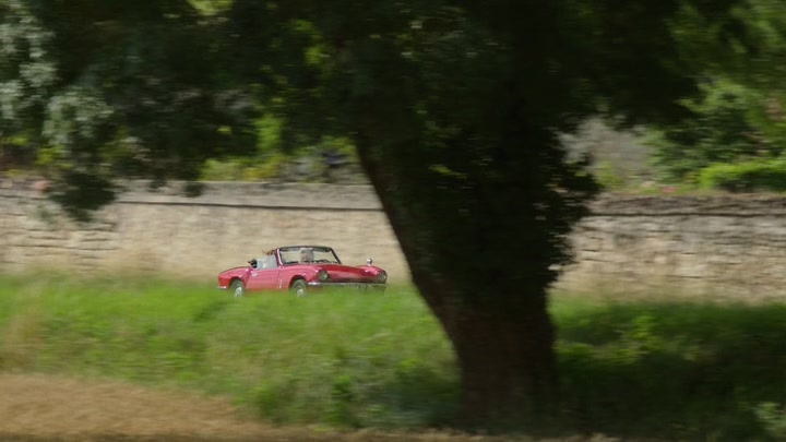 Emily_in_Paris_S02E08_WEBRip_x264-ION10_0814.jpg
