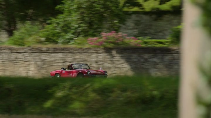 Emily_in_Paris_S02E08_WEBRip_x264-ION10_0817.jpg