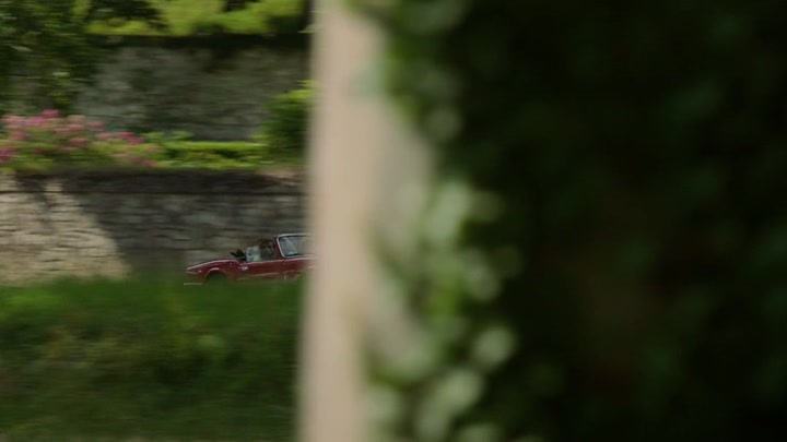 Emily_in_Paris_S02E08_WEBRip_x264-ION10_0818.jpg