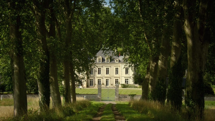 Emily_in_Paris_S02E08_WEBRip_x264-ION10_0819.jpg