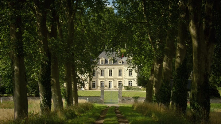 Emily_in_Paris_S02E08_WEBRip_x264-ION10_0822.jpg