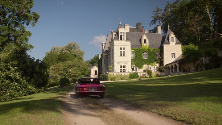 Emily_in_Paris_S02E08_WEBRip_x264-ION10_0824.jpg