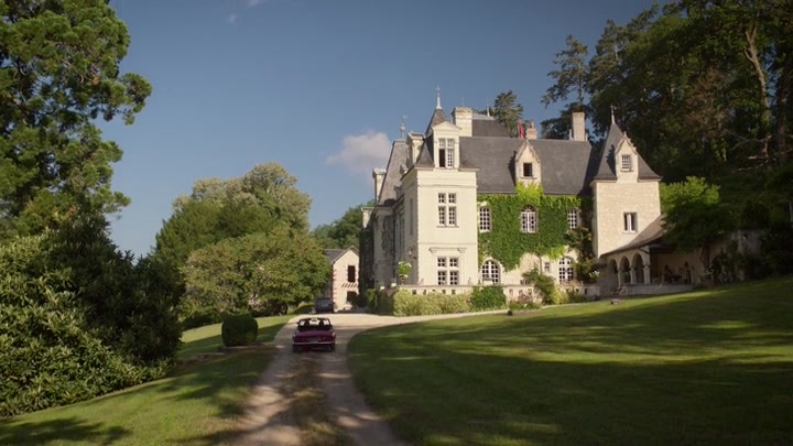 Emily_in_Paris_S02E08_WEBRip_x264-ION10_0827.jpg