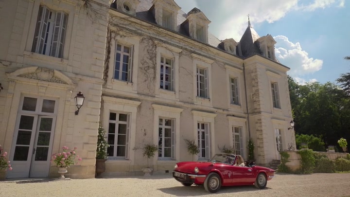 Emily_in_Paris_S02E08_WEBRip_x264-ION10_0830.jpg