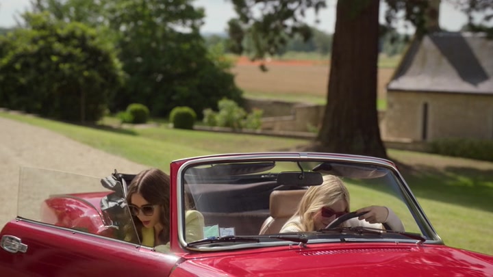 Emily_in_Paris_S02E08_WEBRip_x264-ION10_0833.jpg