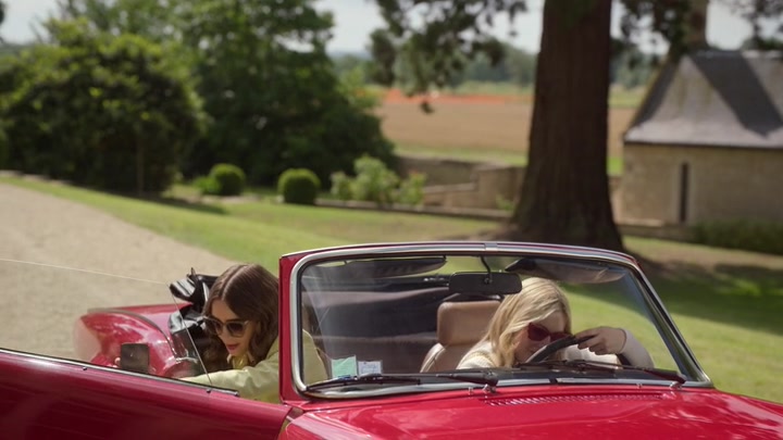 Emily_in_Paris_S02E08_WEBRip_x264-ION10_0834.jpg
